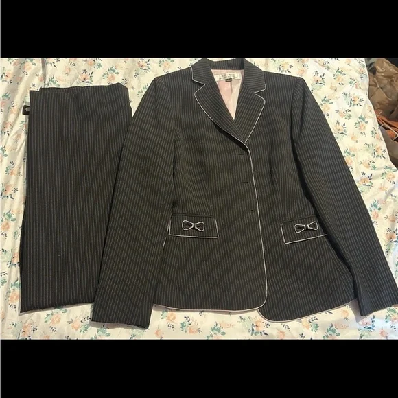 Tahari Arthur S Levine Black Pinstripe Blazer/Pants Suit with White Piping Sz 4 - Picture 3 of 9